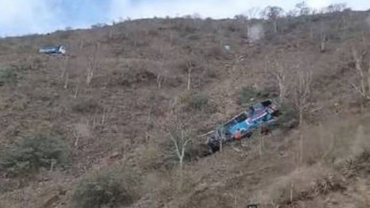 Mueren 17 personas en Perú tras la caída de un autobús a un abismo
