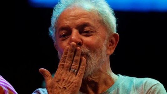 Sin la confirmación oficial, Lula felicitó a Castillo por su "victoria" en el balotaje peruano