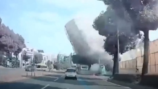Difundieron el video del edificio en demolición que cayó sobre un micro: 9 muertos