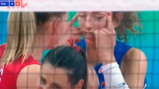 Castigan a una jugadora de voley por un gesto racista en un partido