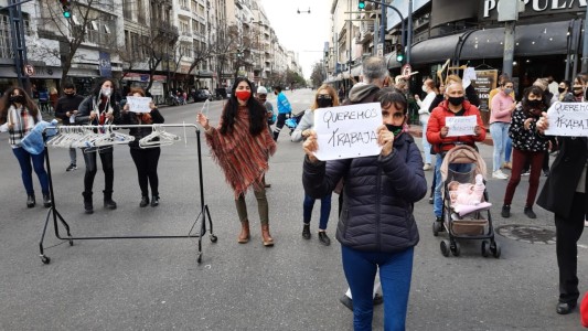 Piden trabajar: comerciantes de galerías cortaron la calle pidiendo la reapertura de los comercios