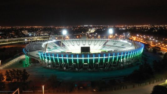 El estadio Kempes brilla por fuera