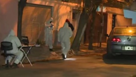 Hallan a una mujer asesinada de un balazo tras chocar el auto que conducía contra una casa