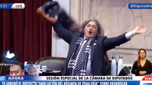 El diputado que es tendencia por revolear el poncho: ¿Qué opinás?