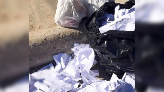 Repartió 62 currículums que encontró en la basura y logra que contraten a 14 personas: "En cada hoja hay una vida"
