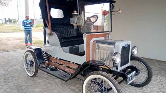 Amor de padre: armó un auto con sus manos para su hija de 10 años