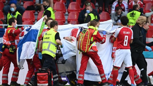 Dramáticas imágenes de Christian Eriksen, el futbolista danés que se desplomó en un partido de la Eurocopa