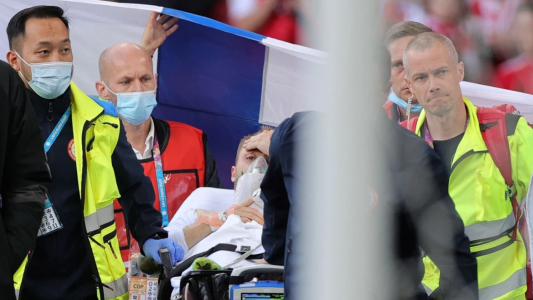 VIDEO: Eriksen recibió reanimación cardiopulmonar, su esposa saltó desde la tribuna conmocionada y lo retiraron consciente de la cancha