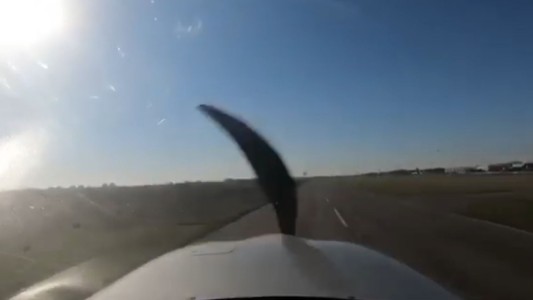 Dos personas arrojaron un botellazo a una avioneta mientras despegaba en Morón