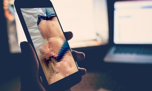 Lucha sin fin de una mujer por eliminar un video porno de internet