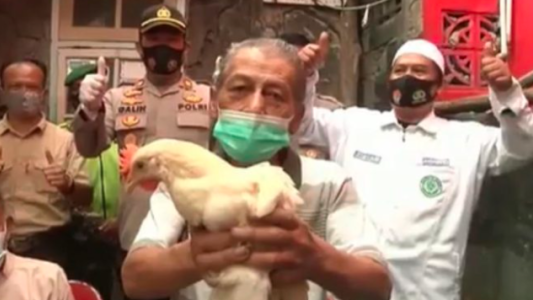 La curiosa campaña de vacunación de Indonesia: ofrece gallinas para tentar a la gente