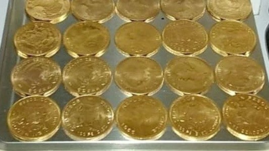 Lo detuvieron cuando quiso subirse a un avión con 107 monedas de oro valuadas en $23 millones