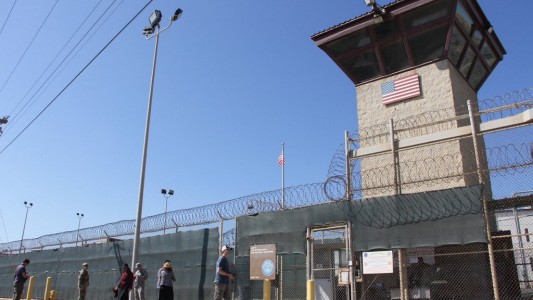 Liberan a dos personas que estuvieron detenidas 17 años en Guantánamo sin condena