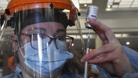 Los casos de coronavirus descendieron un 40% el último mes en la Argentina