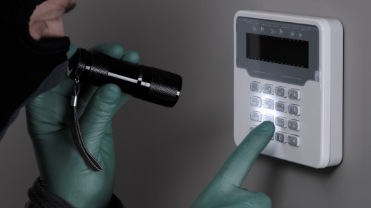 Desactivaron la alarma y robaron unos $9 millones a un local de informática