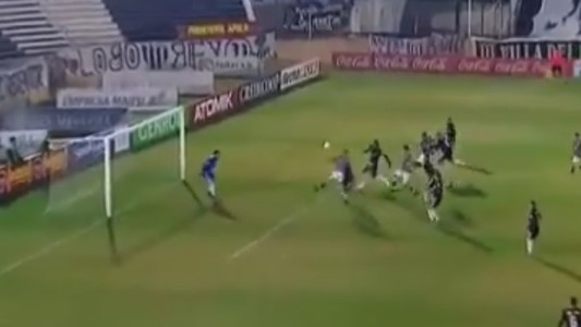 Escandaloso final tras el gol mal anulado a Gimnasia y Esgrima de Mendoza