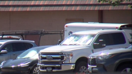 Una anciana murió dentro de un auto que había quedado al sol: su hijo la dejó para ir trabajar porque no tenían casa