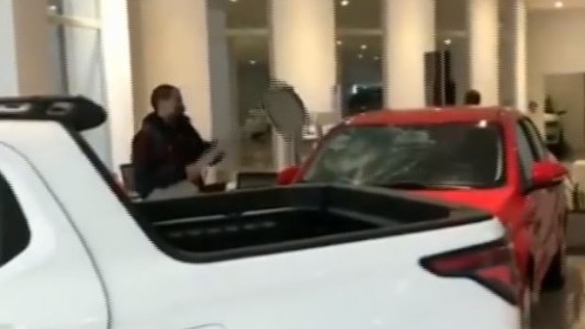 Día de furia en una concesionaria de Caballito: un hombre rompió un auto 0 km
