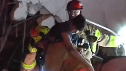 Video: así trabajan los bomberos en el interior del edificio derrumbado en Miami