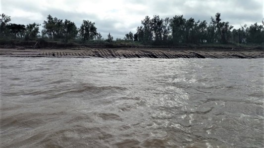 Por la bajante del Paraná quedó a la vista la manta geotextil del Túnel Subfluvial