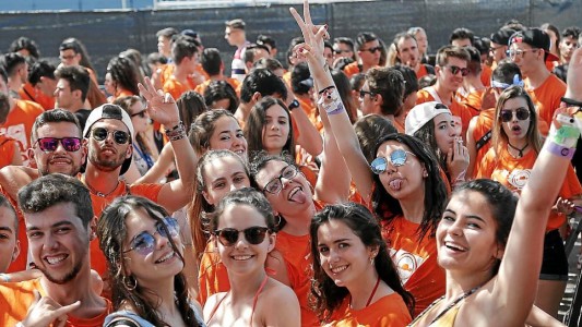 Más de 850 estudiantes contrajeron coronavirus en viajes de egresados en España