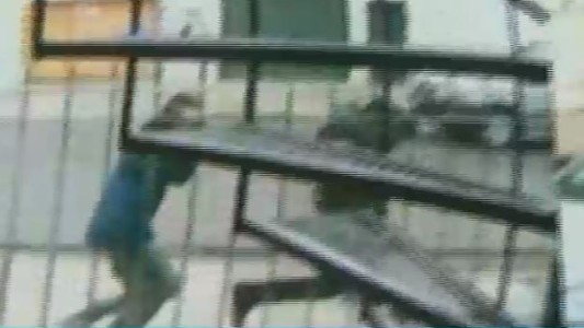 Apuñaló y golpeó con un nunchaku a un comerciante para no pagar una cerveza