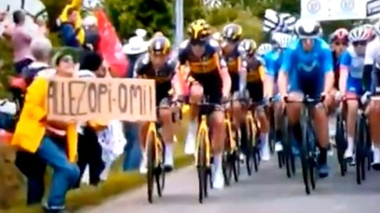 Una mujer se cruzó en la pista y provocó un choque múltiple en el Tour de Francia