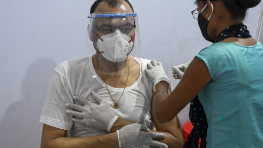 Un largo intervalo entre dos dosis de AstraZeneca mejora su eficacia, según estudio de Oxford