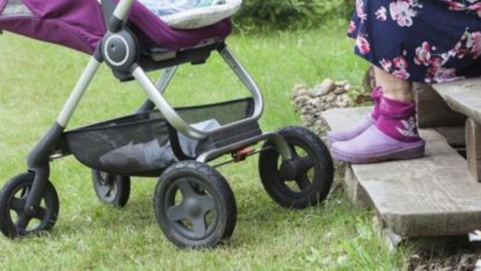 Recibió la visita de una amiga que llegó con su beba asesinada en el cochecito