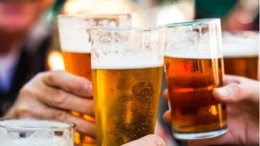 Regalan cerveza para incentivar la vacunación en los jóvenes