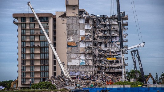 Frenan las tareas de rescate por temor al derrumbe total del edifico en Miami