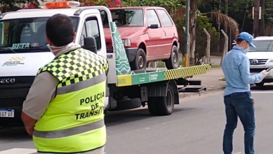 Le quitaron el auto por mostrar la póliza del seguro y la tarjeta verde en su teléfono celular
