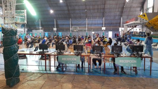 Largas filas esperando la vacuna por corte de luz