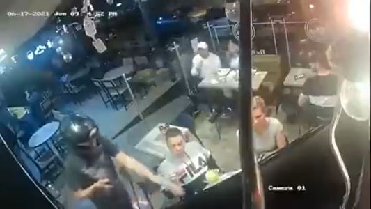 Primero las alitas de pollo, después todo lo demás: un hombre siguió comiendo mientras le robaban