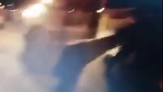 Video: instructor de taekwondo viajaba en una moto sin papeles, lo frenaron en un control y golpeó a los policías