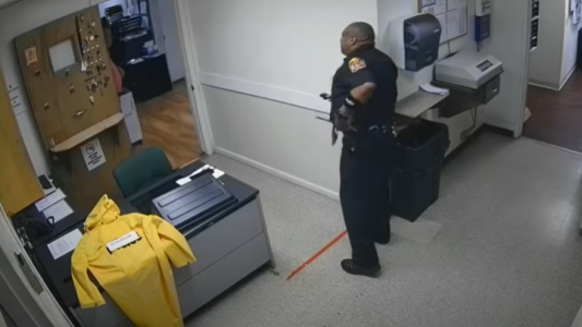 Un jefe de Policía "bromeó" a un subordinado con un cartel del Ku Klux Klan y debió renunciar