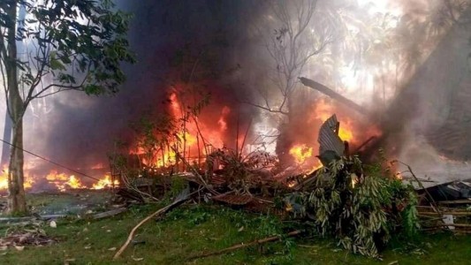 Filipinas: al menos 29 muertos al estrellarse un avión militar