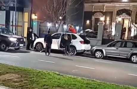 Relato salvaje santafesino: una mujer rompió un auto en pleno boulevard con un matafuegos