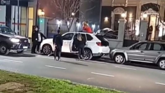 Una mujer destrozó una camioneta de alta gama con un matafuegos en Santa Fe