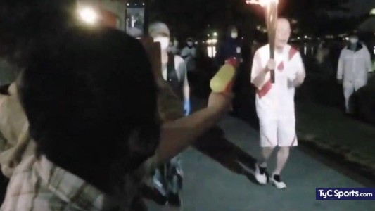 Detuvieron a una mujer que intentó apagar la antorcha olímpica con una pistola de agua