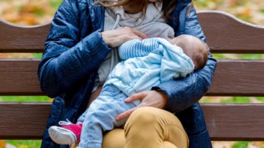 Disneyland París se disculpa tras haber impedido a una mujer amamantar en público