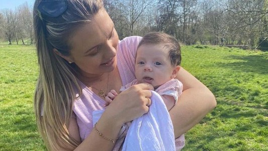 El extraño caso de la beba cuyo cuerpo se "convierte lentamente en piedra"