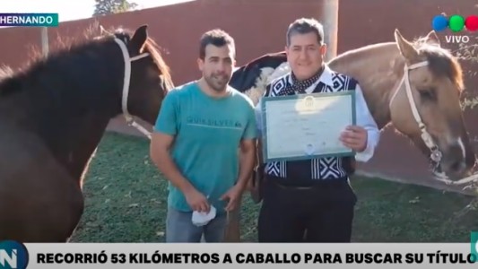 A caballo fue a buscar su título de abogado