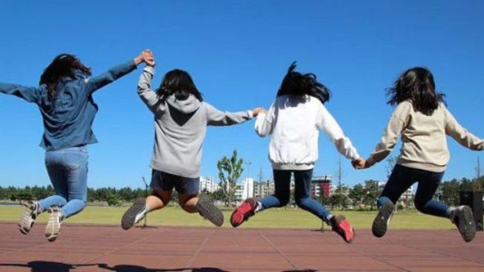 Un matrimonio adoptó a cuatro hermanitas para no romper su vínculo