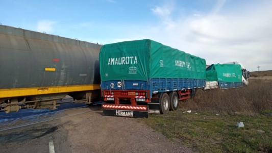 Se salvó de milagro: camionero chocó contra un tren en el paso a nivel de la ruta 35