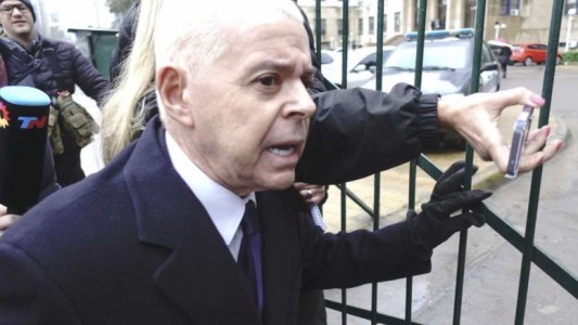 Intubaron al ex juez Oyarbide, que está internado por coronavirus