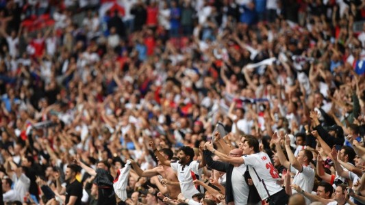 Inglaterra registró más casos de Covid-19 en hombres que en mujeres y lo vinculó directamente con el fútbol