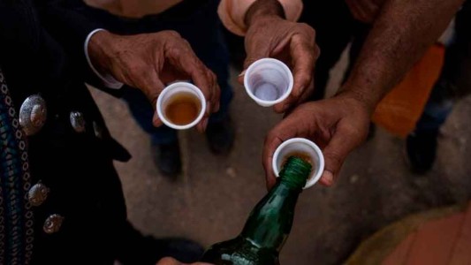 Tragedia en un funeral: murieron 11 personas que tomaron un licor de arroz casero