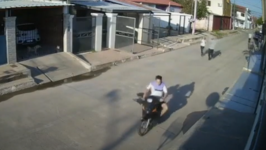 Dos motochorros asaltaron y golpearon a una jóven: los vecinos la defendieron y le recuperaron el celular