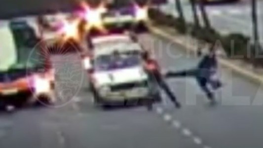 Video: se agarraron a trompadas en la vereda y terminaron en el medio de la avenida